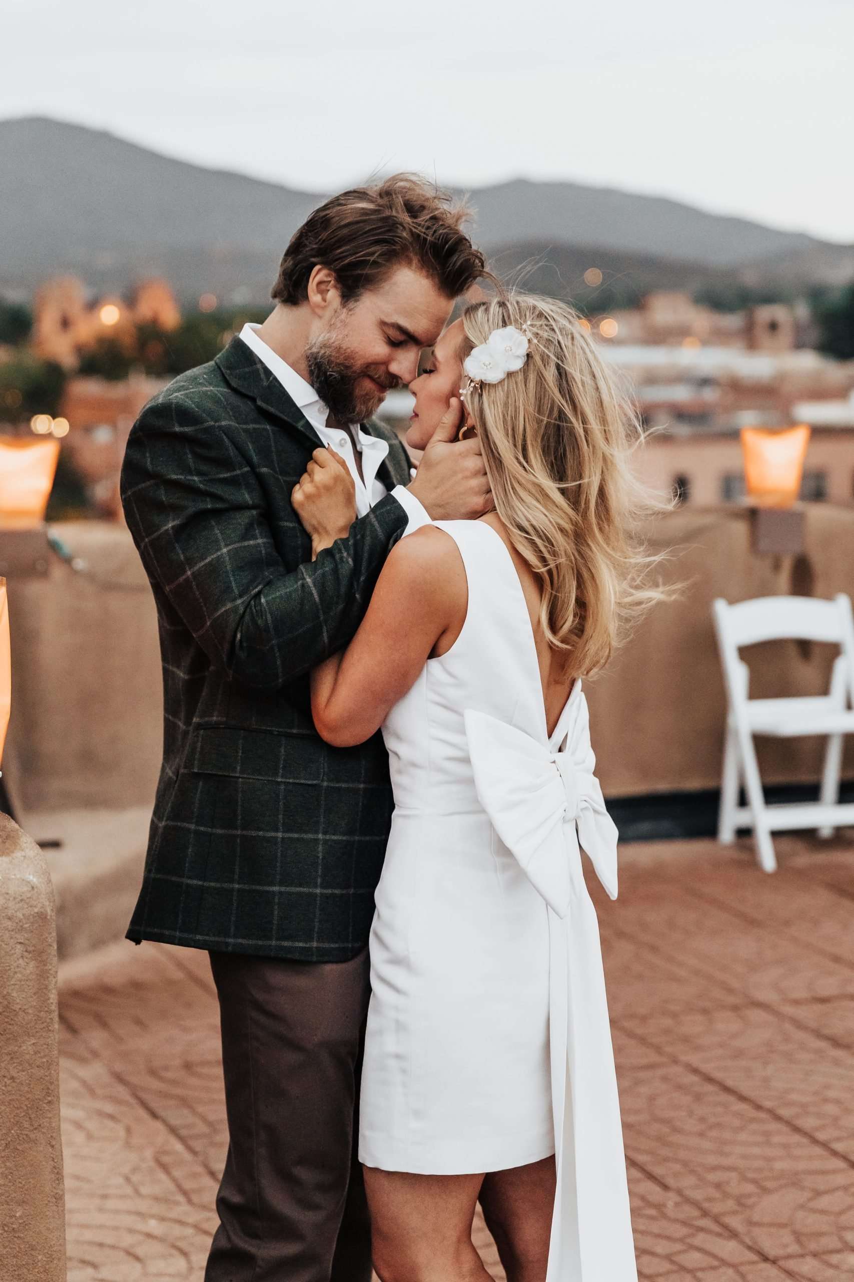 groom holding brides face