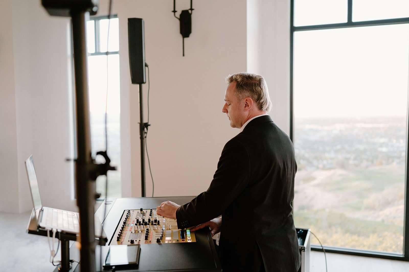 5 Reasons to Hire a DJ for your Wedding Day