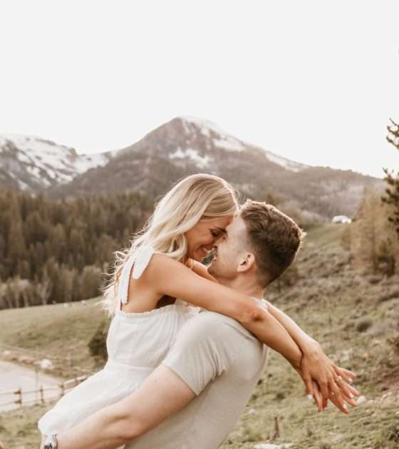 Relaxed and Sweet Spring Engagement Session