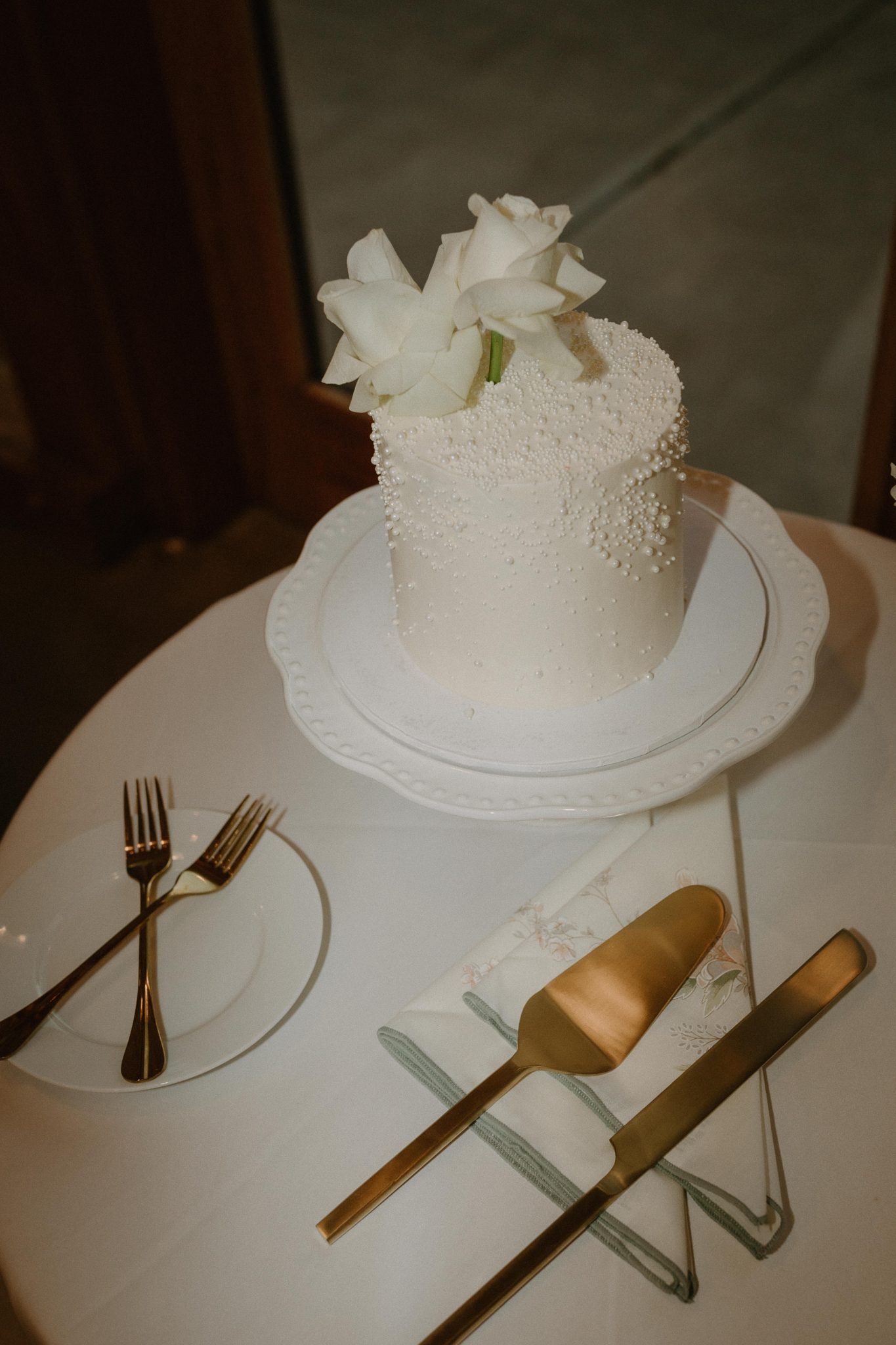 one tier cake with brass cake cutting set for a White and Green British Columbia Summer Wedding