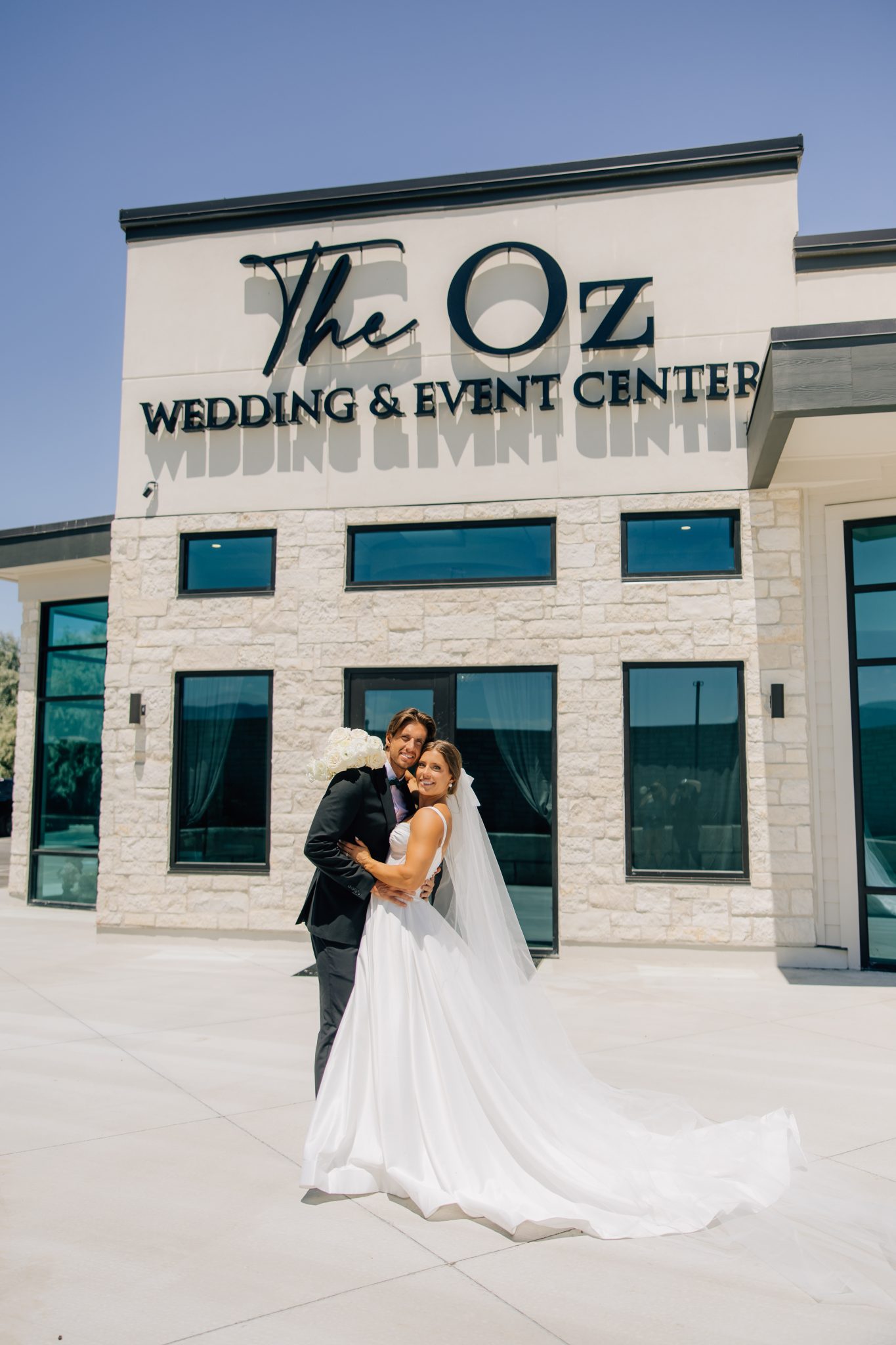 couple in front of the oz wedding and event center
