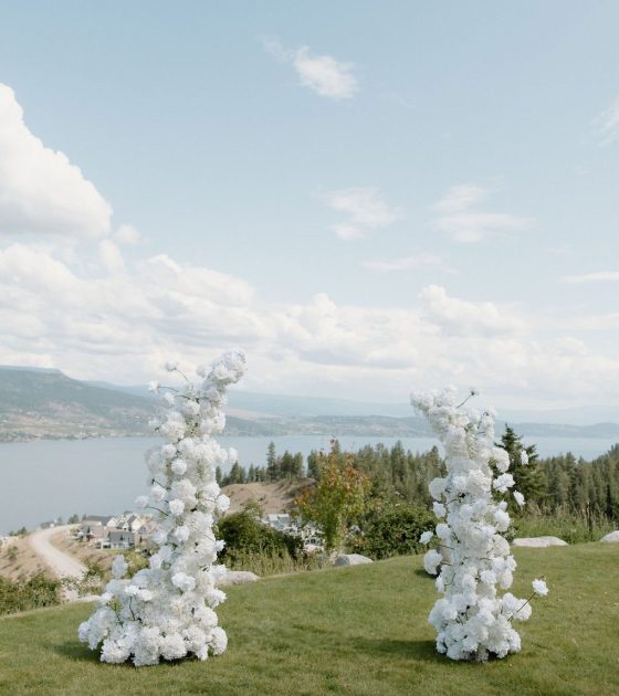 “I Do’s” in Kelowna Surrounded by Lush Lakeside Florals