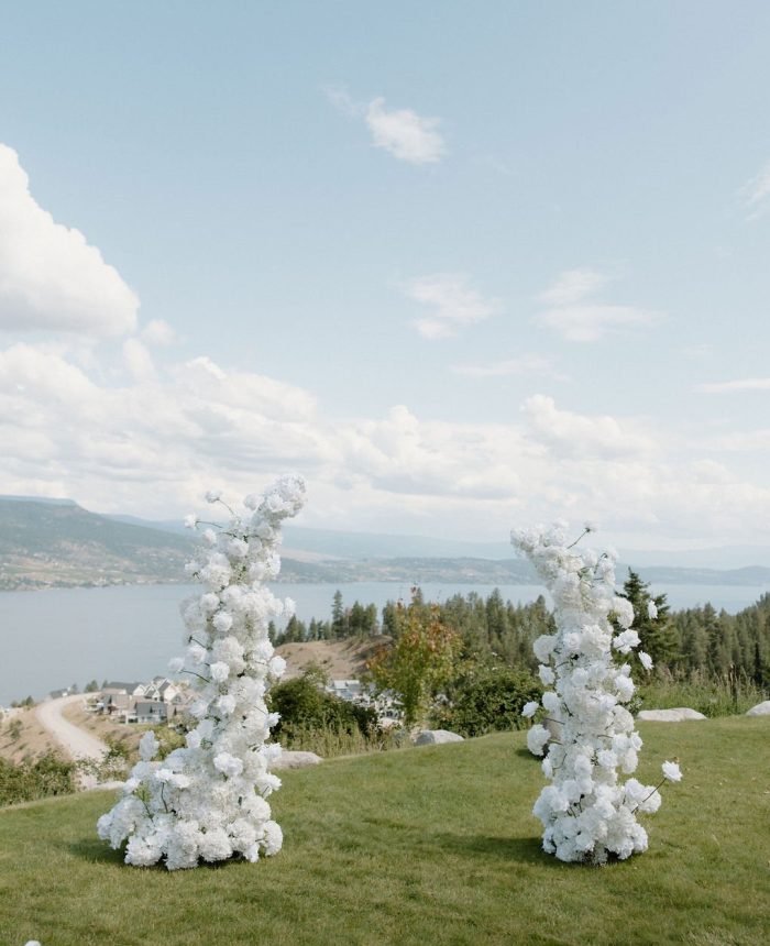 “I Do’s” in Kelowna Surrounded by Lush Lakeside Florals